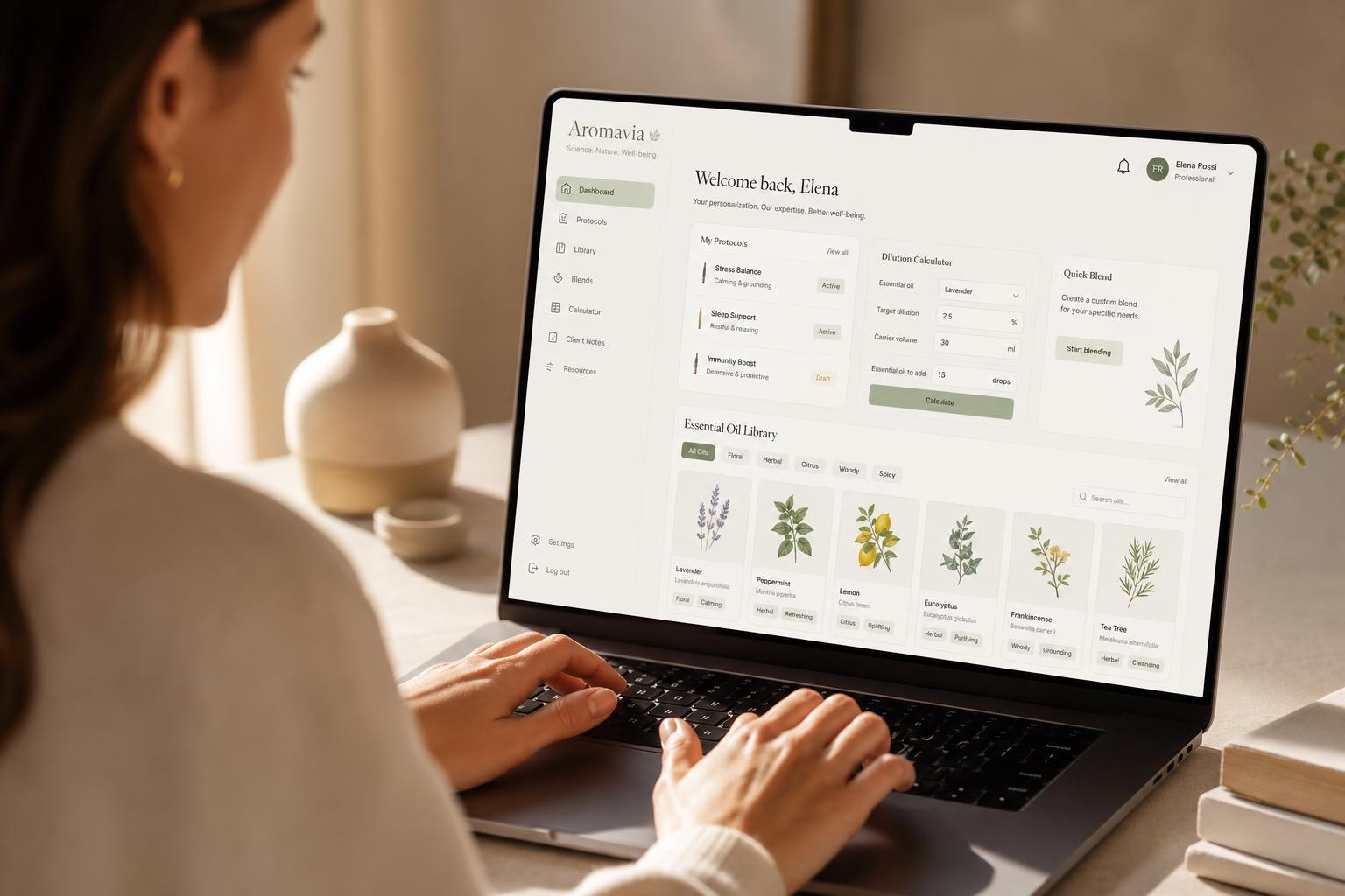 Aromaterapeuta utilizando a plataforma Aromavia no notebook